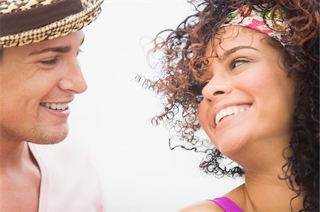 simsearch:6108-05862077,k - Close-up of a couple smiling at each other Foto de stock - Royalty Free Premium, Número: 6108-05863982