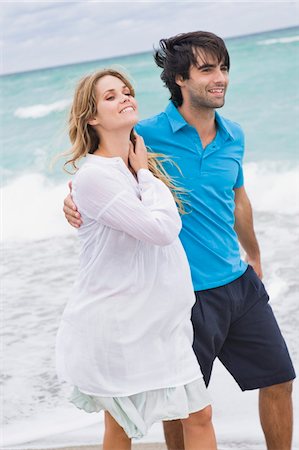 simsearch:6108-05860752,k - Couple walking on the beach Foto de stock - Royalty Free Premium, Número: 6108-05863988