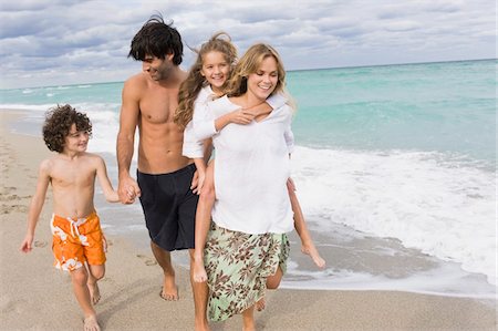 Famille profiter de vacances sur la plage Photographie de stock - Premium Libres de Droits, Code: 6108-05864184