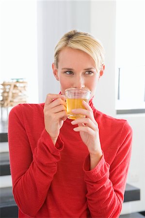 Close-up of a woman holding a cup of tea Stock Photo - Premium Royalty-Free, Code: 6108-05864247