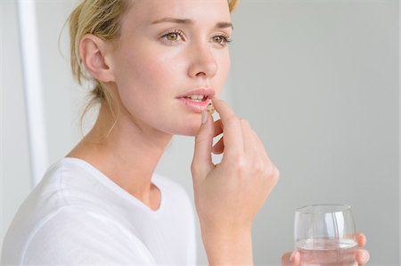 dietary supplements container - Woman taking an Omega-3 capsule Foto de stock - Sin royalties Premium, Código: 6108-05864379