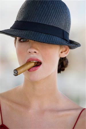 Fashion model smoking a cigar Foto de stock - Sin royalties Premium, Código: 6108-05864309