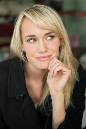 eyes looking away - Woman sitting in a cafe and day dreaming Foto de stock - Sin royalties Premium, Código: 6108-05864682