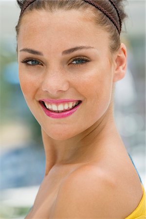 simsearch:6108-05864336,k - Portrait d'un sourire de modèle de mode Photographie de stock - Premium Libres de Droits, Code: 6108-05864687