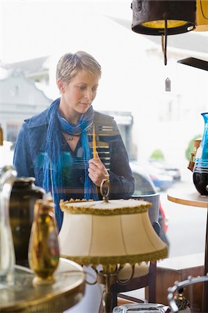 people looking store window - Woman window shopping in a store Foto de stock - Sin royalties Premium, Código: 6108-05864726