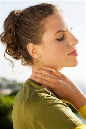 Close-up of a woman rubbing her neck Fotografie stock - Premium Royalty-Free, Codice: 6108-05864851