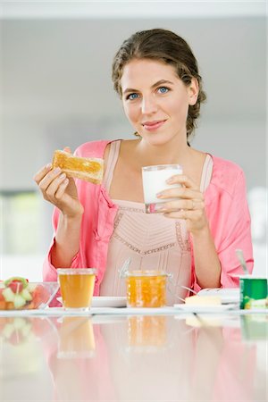 simsearch:700-02125469,k - Portrait of a woman having breakfast Fotografie stock - Premium Royalty-Free, Codice: 6108-05864945