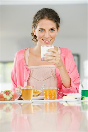 simsearch:6108-05865485,k - Portrait d'une femme prenant son petit déjeuner Photographie de stock - Premium Libres de Droits, Code: 6108-05864991