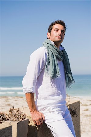 Homme debout sur la plage Photographie de stock - Premium Libres de Droits, Code: 6108-05864919
