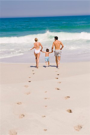 simsearch:6108-05866000,k - Famille en cours d'exécution sur la plage Photographie de stock - Premium Libres de Droits, Code: 6108-05865145