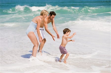 simsearch:6108-05865140,k - Famille jouant sur la plage Photographie de stock - Premium Libres de Droits, Code: 6108-05865176