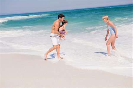 simsearch:6108-05865140,k - Famille jouant sur la plage Photographie de stock - Premium Libres de Droits, Code: 6108-05865197