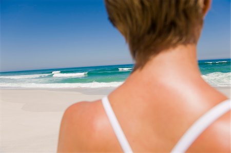 simsearch:6108-05874318,k - Rückansicht einer Frau am Strand Stockbilder - Premium RF Lizenzfrei, Bildnummer: 6108-05865127