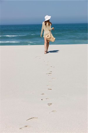simsearch:6108-05864591,k - Rear view of a woman walking on the beach Stock Photo - Premium Royalty-Free, Code: 6108-05865244