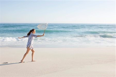 seul (solitude) - Femme portant un filet de pêche sur la plage Photographie de stock - Premium Libres de Droits, Code: 6108-05865224