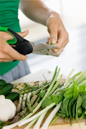simsearch:6108-05865420,k - Woman chopping vegetables in the kitchen Stock Photo - Premium Royalty-Free, Code: 6108-05865384