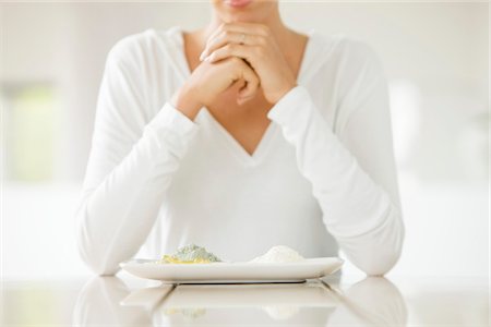 entgiften - Woman sitting at a table with clays on a plate Foto de stock - Sin royalties Premium, Código: 6108-05865450