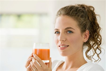 entgiften - Woman holding a glass of tomato soup Foto de stock - Sin royalties Premium, Código: 6108-05865460