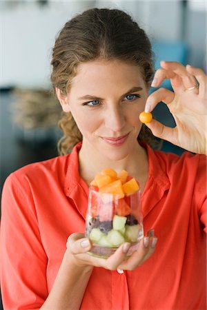 Gros plan d'une femme tenant la salade de fruits Photographie de stock - Premium Libres de Droits, Code: 6108-05865480