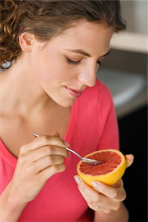 pomelo - Close-up of a woman eating grapefruit Foto de stock - Sin royalties Premium, Código: 6108-05865485