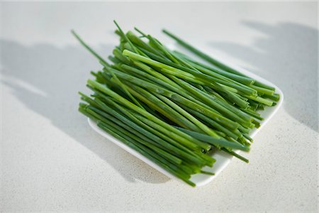 Close-up of chive leaves in a tray Foto de stock - Sin royalties Premium, Código: 6108-05865408