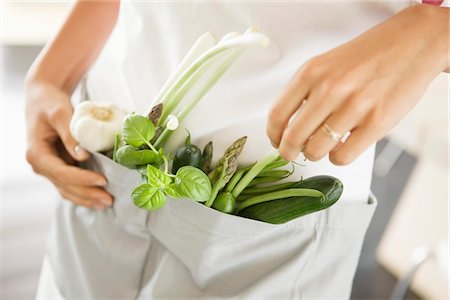 Woman standing with vegetables in the kitchen Foto de stock - Sin royalties Premium, Código: 6108-05865412