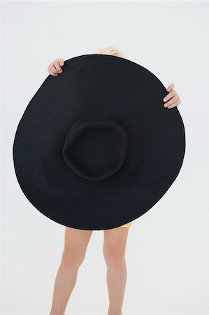 Girl hiding herself with a hat Foto de stock - Sin royalties Premium, Código: 6108-05865596