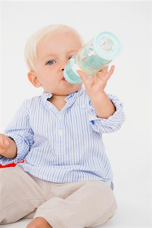 simsearch:6108-05856961,k - Baby boy drinking water from a baby bottle Fotografie stock - Premium Royalty-Free, Codice: 6108-05865659