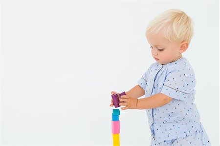 Baby boy playing with blocks Foto de stock - Sin royalties Premium, Código: 6108-05865662