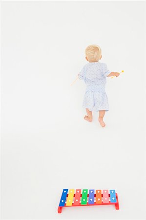 Xylophone avec un petit garçon marche avec des maillets en arrière-plan Photographie de stock - Premium Libres de Droits, Code: 6108-05865668
