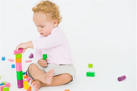 Baby boy playing with blocks Foto de stock - Sin royalties Premium, Código: 6108-05865678