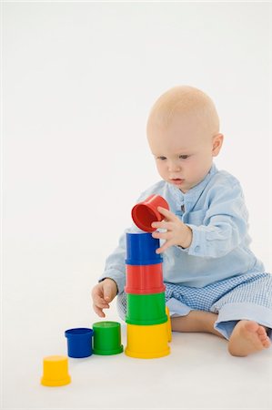 Baby boy stacking blocks Foto de stock - Sin royalties Premium, Código: 6108-05865680