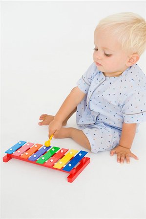 Baby boy playing with a xylophone Fotografie stock - Premium Royalty-Free, Codice: 6108-05865681