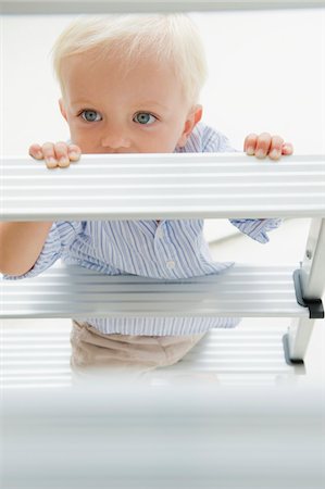 Baby boy with a step ladder Foto de stock - Sin royalties Premium, Código: 6108-05865691