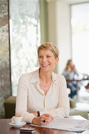 soucoupe - Femme d'affaires assis dans un restaurant et en lisant un journal financier Photographie de stock - Premium Libres de Droits, Code: 6108-05865768