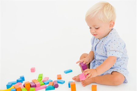 simsearch:6108-06167697,k - Baby boy playing with blocks Foto de stock - Sin royalties Premium, Código: 6108-05865702