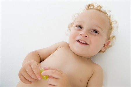 High angle view of a baby boy smiling Foto de stock - Sin royalties Premium, Código: 6108-05865716