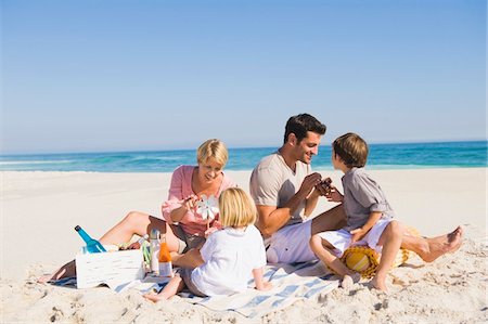 Famille en vacances sur la plage Photographie de stock - Premium Libres de Droits, Code: 6108-05865987