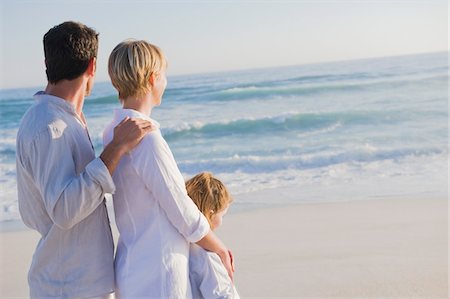 simsearch:877-06832488,k - Family standing on the beach Stock Photo - Premium Royalty-Free, Code: 6108-05866053