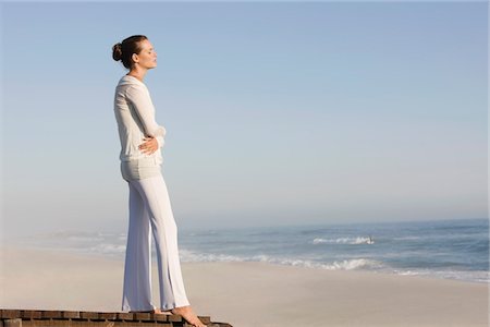 ponton - Woman standing on a boardwalk looking at a view Foto de stock - Sin royalties Premium, Código: 6108-05866084