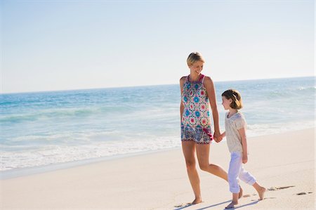 Femme qui marche sur la plage avec sa fille Photographie de stock - Premium Libres de Droits, Code: 6108-05866007