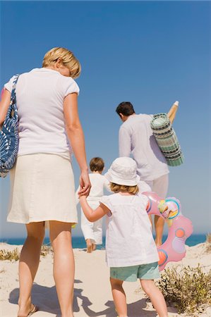 simsearch:6108-05865140,k - Famille en vacances sur la plage Photographie de stock - Premium Libres de Droits, Code: 6108-05866009