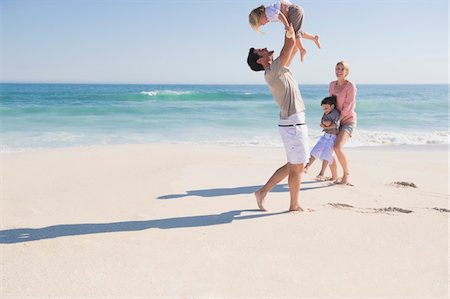 Famille profiter de vacances sur la plage Photographie de stock - Premium Libres de Droits, Code: 6108-05866018