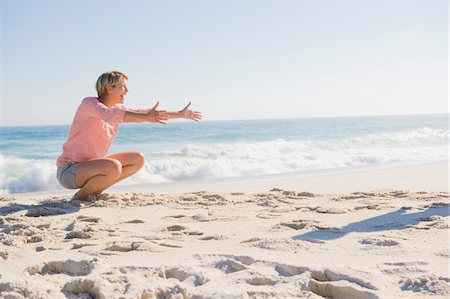 Woman enjoying vacations on the beach Foto de stock - Sin royalties Premium, Código: 6108-05866019