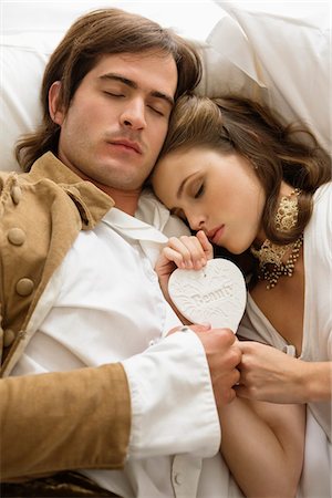 romantic pictures of lovers sleeping - Couple sur le lit de repos Photographie de stock - Premium Libres de Droits, Code: 6108-05866176