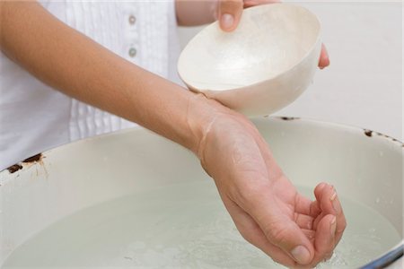 simsearch:6108-05866152,k - Woman washing hands in the bathroom Foto de stock - Royalty Free Premium, Número: 6108-05866132