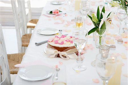 Wedding cake on a dining table Stock Photo - Premium Royalty-Free, Code: 6108-05866265
