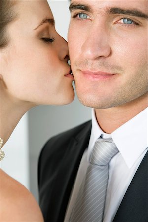 simsearch:6108-05861950,k - Bride kissing groom Foto de stock - Royalty Free Premium, Número: 6108-05866283