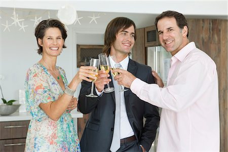 recepción (evento social) - Man and his parents toasting with champagne Foto de stock - Sin royalties Premium, Código: 6108-05866297