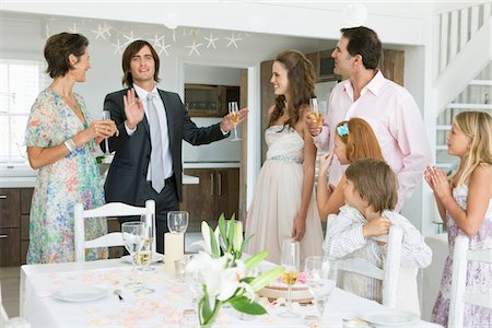 recepción (evento social) - Newlywed couple enjoying with guests in a party Foto de stock - Sin royalties Premium, Código: 6108-05866294